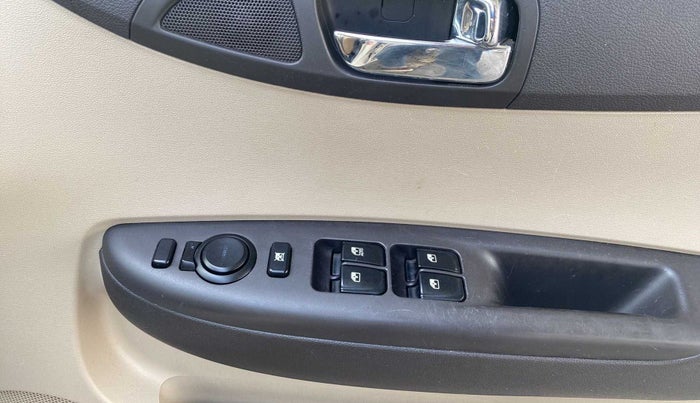 2013 Hyundai i20 SPORTZ 1.4 CRDI, Diesel, Manual, 99,974 km, Right front window switch / handle - Minor damage