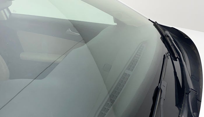 2014 Volkswagen Jetta COMFORTLINE TSI, Petrol, Manual, 1,13,604 km, Front windshield - Minor spot on windshield