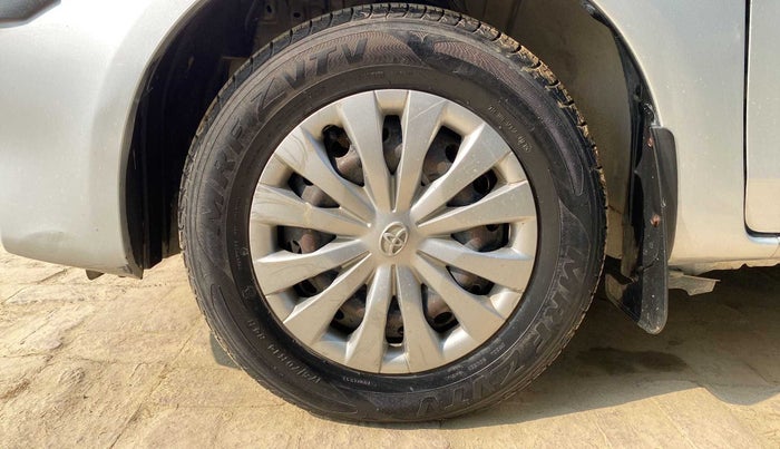 2015 Toyota Etios G, Petrol, Manual, 36,842 km, Left front tyre - Minor crack