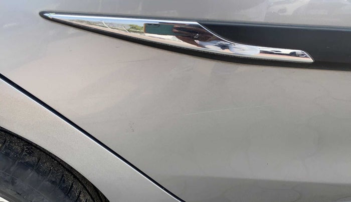 2018 Maruti Ciaz ALPHA DIESEL 1.3, Diesel, Manual, 58,528 km, Right rear door - Minor scratches