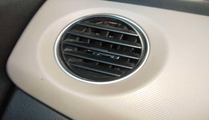 2014 Hyundai Xcent S 1.2, Petrol, Manual, 81,696 km, AC Unit - Front vent has minor damage
