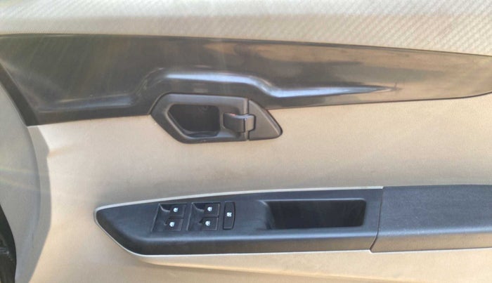 2016 Mahindra Kuv100 K4 6 STR, Petrol, Manual, 35,095 km, Driver Side Door Panels Control