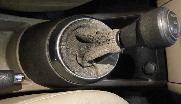 2010 Hyundai i20 MAGNA 1.2, Petrol, Manual, 71,050 km, Gear lever - Boot cover slightly torn