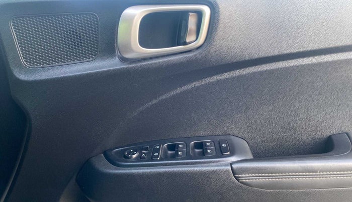 2019 Hyundai VENUE SX(O) 1.4 CRDI, Diesel, Manual, 63,293 km, Driver Side Door Panels Control