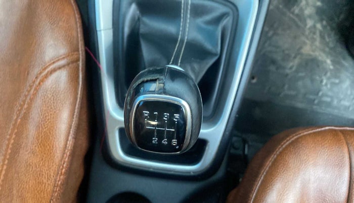 2019 Hyundai VENUE SX(O) 1.4 CRDI, Diesel, Manual, 63,293 km, Gear lever - Knob cover torn