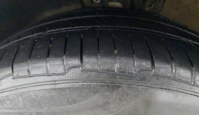 2016 Volkswagen Ameo HIGHLINE1.5L, Diesel, Manual, 1,07,223 km, Left Front Tyre Tread