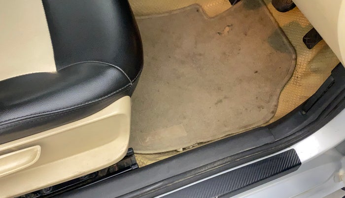 2016 Volkswagen Ameo HIGHLINE1.5L, Diesel, Manual, 1,07,223 km, Flooring - Carpet is minor damage