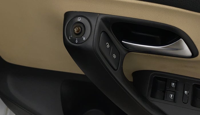 2016 Volkswagen Ameo HIGHLINE1.5L, Diesel, Manual, 1,07,223 km, Right rear-view mirror - ORVM switch has minor damage