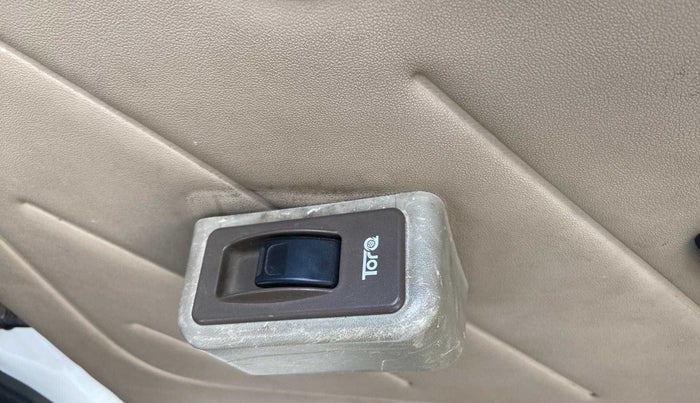 2013 Hyundai Eon D-LITE+, Petrol, Manual, 67,162 km, Right rear window switch / handle - Minor damage