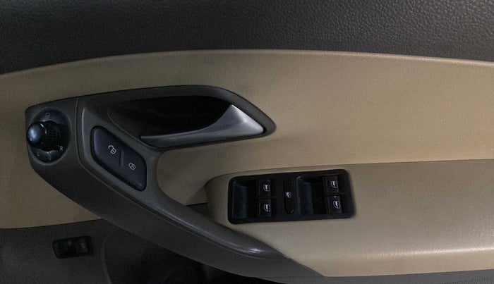 2015 Volkswagen Vento HIGHLINE 1.6 MPI, Petrol, Manual, 96,743 km, Driver Side Door Panels Control