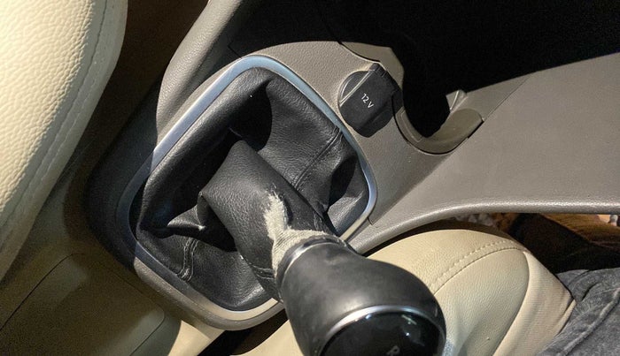2015 Volkswagen Vento HIGHLINE 1.6 MPI, Petrol, Manual, 96,743 km, Gear lever - Boot cover slightly torn