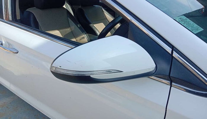 2018 Hyundai Verna 1.6 VTVT SX O, Petrol, Manual, 67,363 km, Right rear-view mirror - Indicator light has minor damage