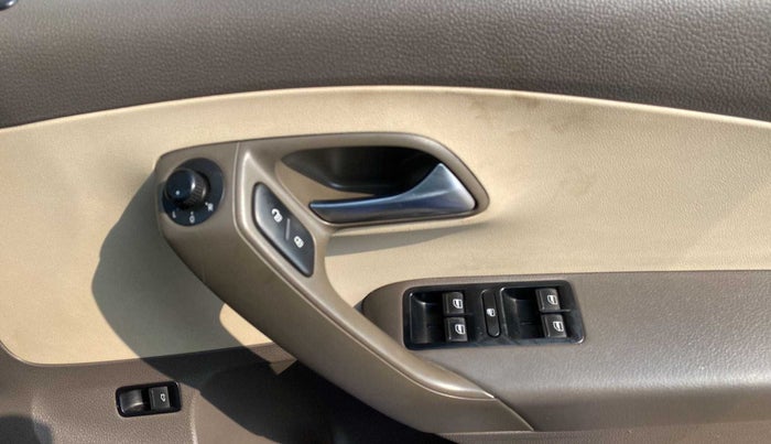 2014 Volkswagen Vento HIGHLINE 1.6 MPI, Petrol, Manual, 45,999 km, Driver Side Door Panels Control