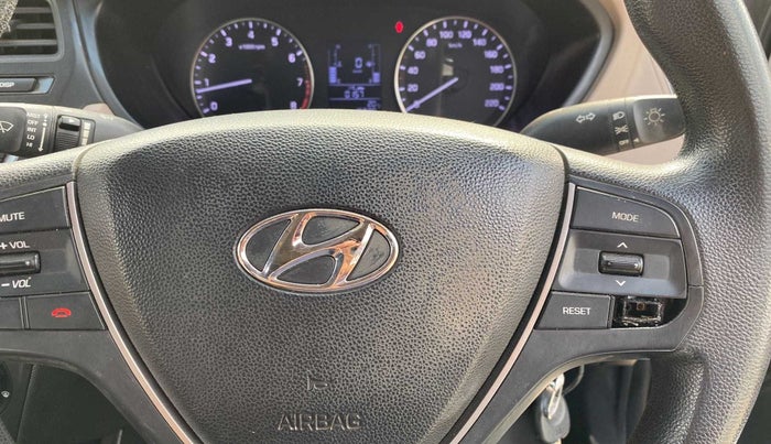 2016 Hyundai Elite i20 MAGNA 1.2, Petrol, Manual, 18,322 km, Steering wheel - Cruise control switch has minor damage