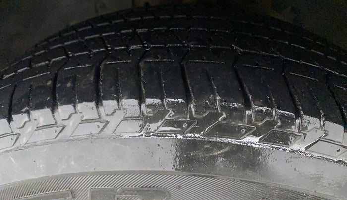 2021 Mahindra XUV500 W9, Diesel, Manual, 45,897 km, Left Front Tyre Tread