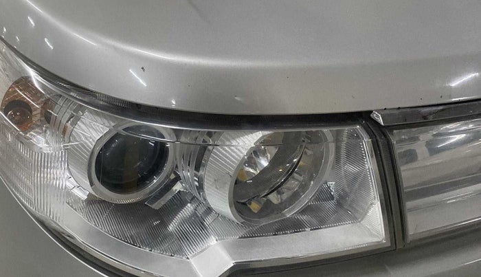 2014 Maruti Wagon R Stingray VXI, CNG, Manual, 74,364 km, Right headlight - Clamp has minor damage