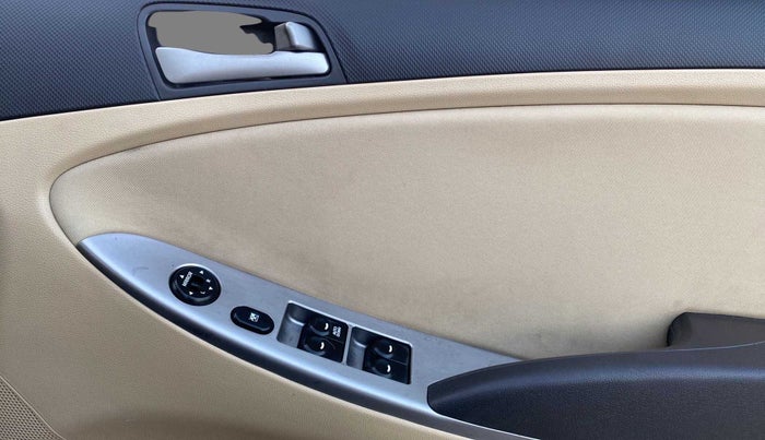 2015 Hyundai Verna FLUIDIC 4S 1.4 VTVT, Petrol, Manual, 44,607 km, Driver Side Door Panels Control