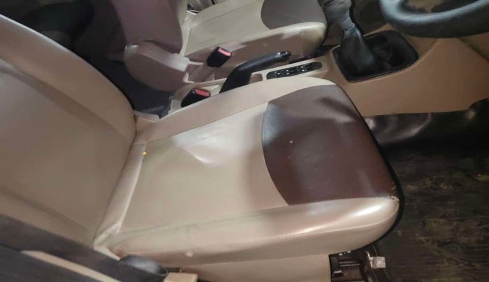 2018 Mahindra TUV300 T4 PLUS, Diesel, Manual, 88,962 km, Driver seat - Cover slightly torn