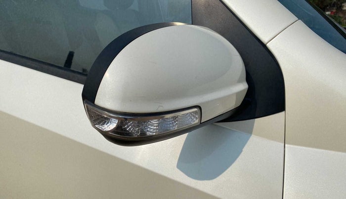 2015 Mahindra XUV500 W4, Diesel, Manual, 42,179 km, Right rear-view mirror - Indicator light has minor damage