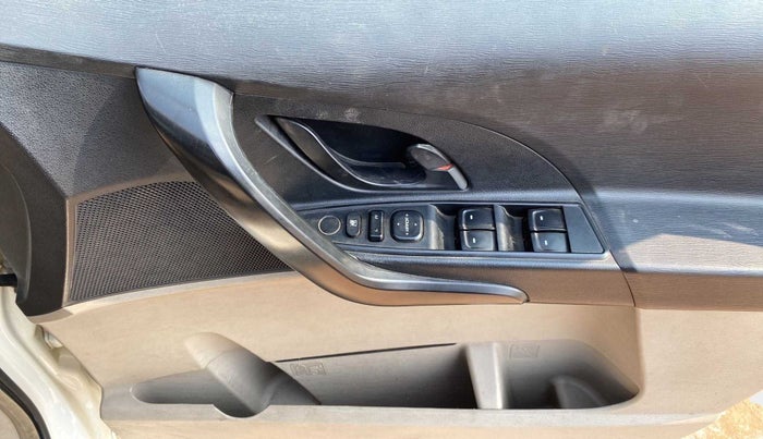 2015 Mahindra XUV500 W4, Diesel, Manual, 42,179 km, Driver Side Door Panels Control