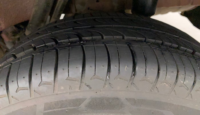 2016 Mahindra Kuv100 K6 6 STR, Petrol, Manual, 43,456 km, Left Rear Tyre Tread
