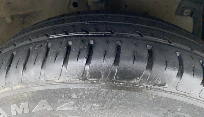 2013 Maruti Swift VXI, Petrol, Manual, 89,926 km, Right Front Tyre Tread