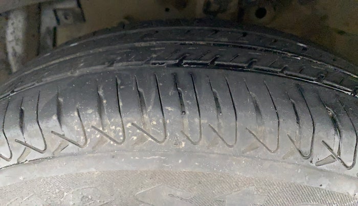 2013 Maruti Swift VXI, Petrol, Manual, 89,983 km, Left Front Tyre Tread