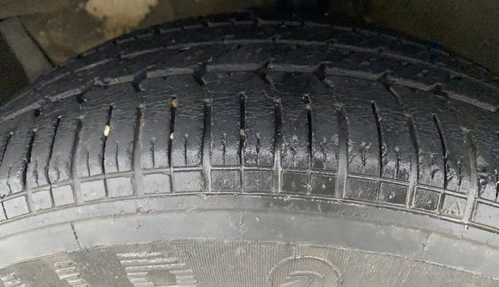 2014 Maruti Ritz VXI, Petrol, Manual, 44,320 km, Left Front Tyre Tread