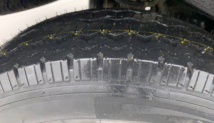 2014 Maruti Eeco 5 STR WITH A/C+HTR, Petrol, Manual, 13,505 km, Right Rear Tyre Tread