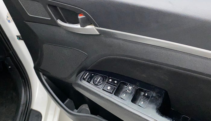 2017 Hyundai New Elantra 2.0 SX MT PETROL, Petrol, Manual, 92,776 km, Right front window switch / handle - Minor damage
