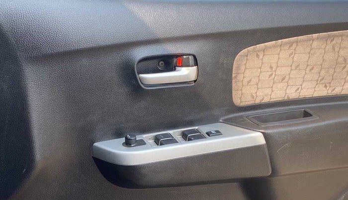 2016 Maruti Wagon R 1.0 VXI, Petrol, Manual, 70,423 km, Driver Side Door Panels Control