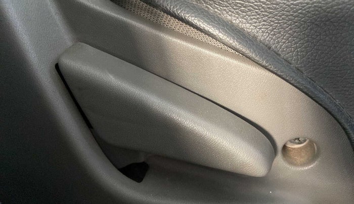 2016 Datsun Go T, Petrol, Manual, 48,157 km, Driver Side Adjustment Panel