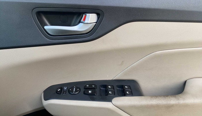 2018 Hyundai Verna 1.6 VTVT SX O, Petrol, Manual, 62,011 km, Driver Side Door Panels Control