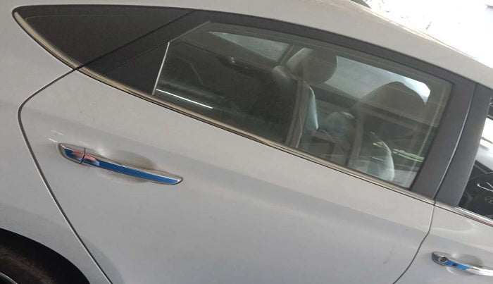 2018 Hyundai Verna 1.6 VTVT SX O, Petrol, Manual, 62,011 km, Right rear door - Door visor damaged