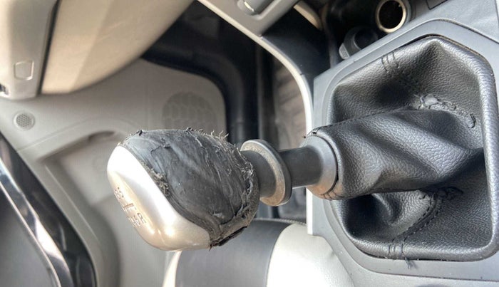 2018 Tata NEXON XM PETROL, Petrol, Manual, 29,809 km, Gear lever - Knob cover torn
