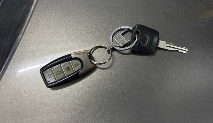 2016 Datsun Go T, Petrol, Manual, 69,877 km, Key Close Up