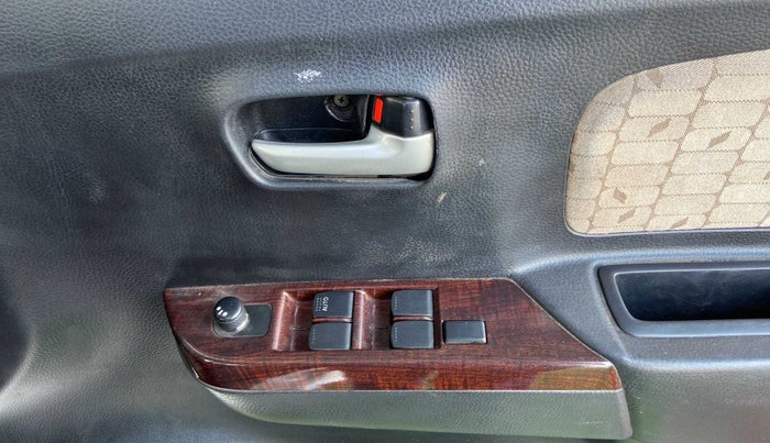 2017 Maruti Wagon R 1.0 VXI, CNG, Manual, 1,04,269 km, Driver Side Door Panels Control