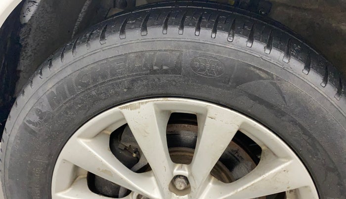 2013 Maruti Ertiga ZXI, Petrol, Manual, 1,11,621 km, Left front tyre - Minor crack