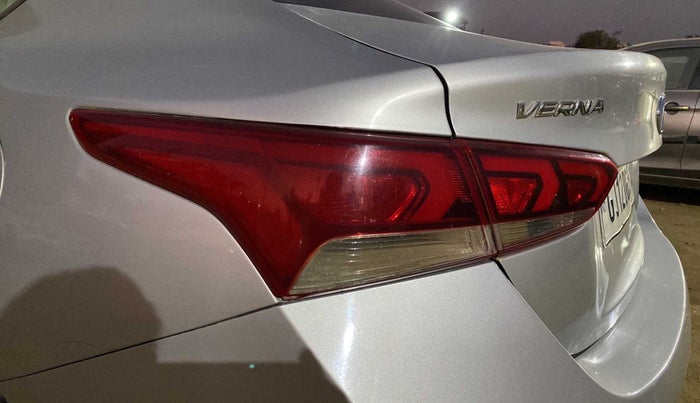 2017 Hyundai Verna 1.6 SX (O) CRDI MT, Diesel, Manual, 1,08,987 km, Left tail light - Faded