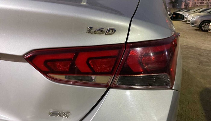2017 Hyundai Verna 1.6 SX (O) CRDI MT, Diesel, Manual, 1,08,987 km, Right tail light - Reverse gear light not functional