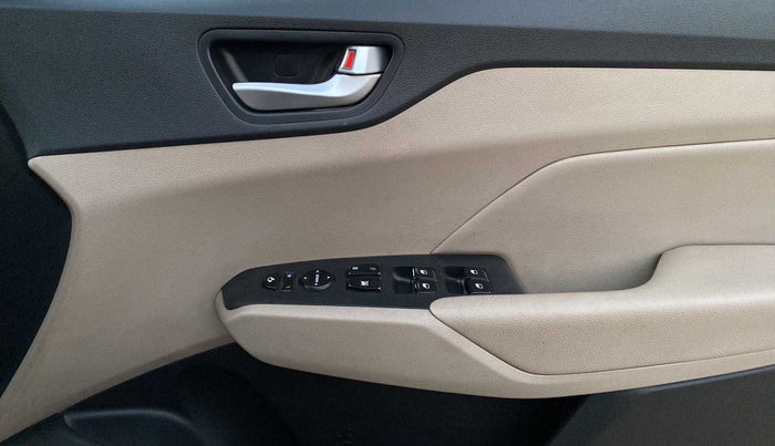 2017 Hyundai Verna 1.6 SX (O) CRDI MT, Diesel, Manual, 1,08,987 km, Driver Side Door Panels Control