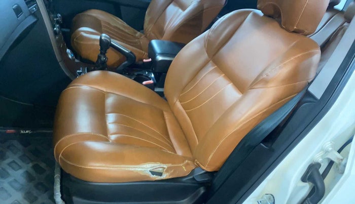 2020 Mahindra XUV500 W7, Diesel, Manual, 71,290 km, Front left seat (passenger seat) - Cover slightly torn