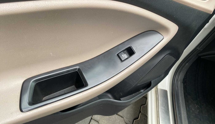 2017 Hyundai Elite i20 SPORTZ 1.2, Petrol, Manual, 65,565 km, Left front window switch / handle - Minor damage