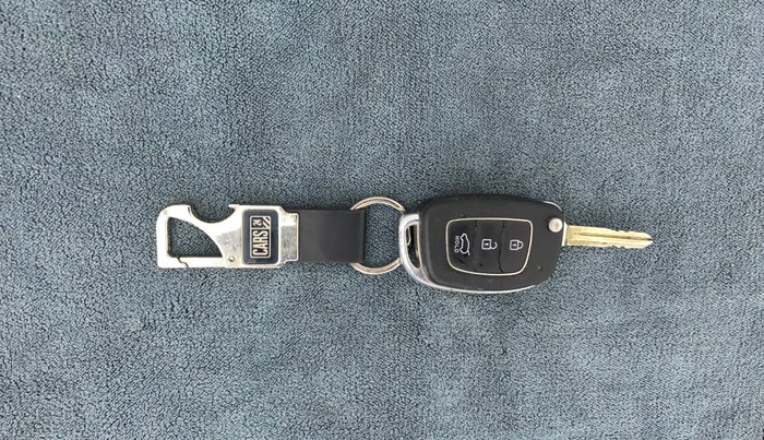 2019 Hyundai VENUE SX 1.0 TURBO DUAL TONE, Petrol, Manual, 75,636 km, Key Close Up