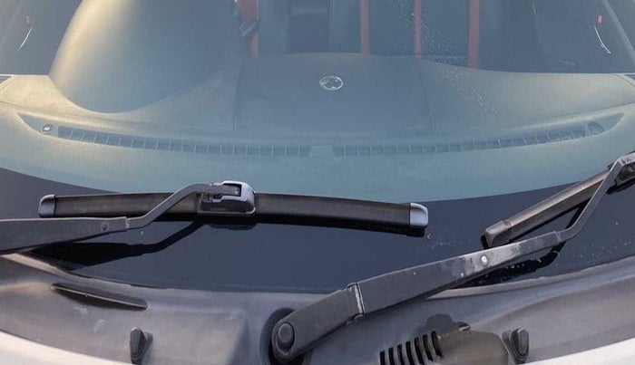 2015 Maruti Swift VXI, Petrol, Manual, 99,855 km, Front windshield - Nozzle alignment