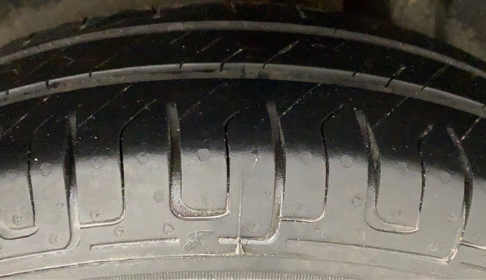 2012 Maruti Swift VXI, Petrol, Manual, 1,20,587 km, Left Rear Tyre Tread