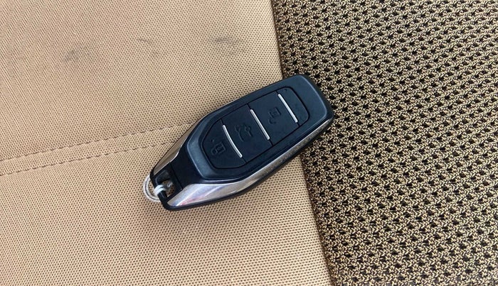2019 Mahindra XUV500 W7 AT, Diesel, Automatic, 15,070 km, Key Close Up