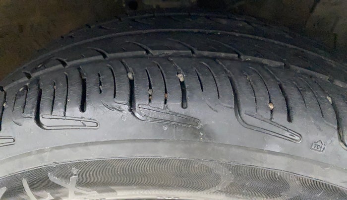 2016 Maruti Ertiga ZDI SHVS, Diesel, Manual, 1,05,772 km, Right Front Tyre Tread