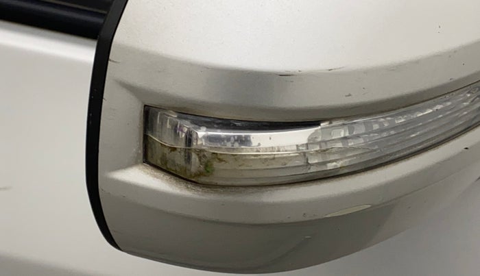 2016 Maruti Ertiga ZDI SHVS, Diesel, Manual, 1,05,772 km, Right rear-view mirror - Indicator light has minor damage
