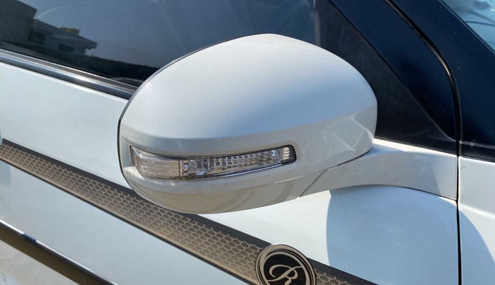 2014 Maruti Swift Dzire VXI, Petrol, Manual, 73,023 km, Right rear-view mirror - Indicator light has minor damage